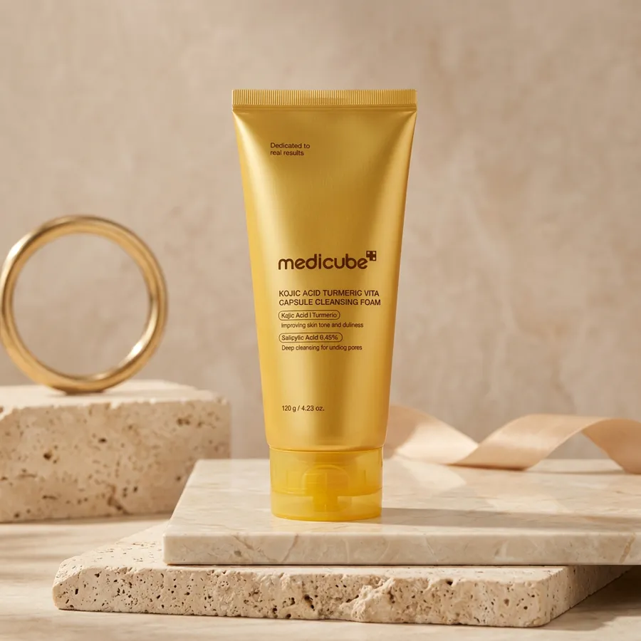 medicube Kojic Acid Turmeric Vita Cleansing Foam, Ácido kójico + cúrcuma em textura de creme chantilly