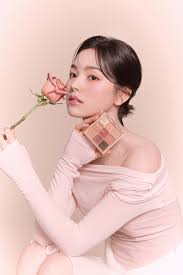 Mulher com paleta de sombras em tons nude