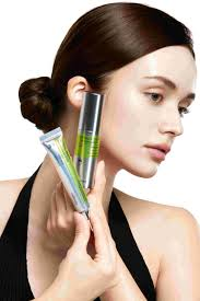 Mulher aplicando creme para área dos olhos