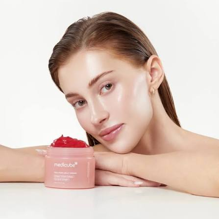 Mulher ao lado do creme Medicube Collagen Jelly